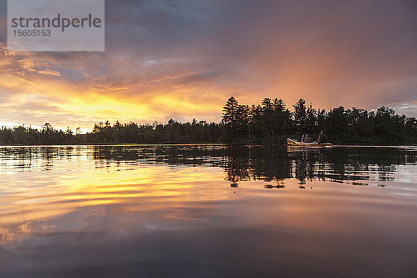 Lake Umbagog in der Abenddämmerung  New Hampshire  USA