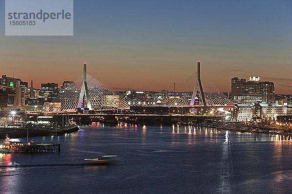 Brücke über einen Fluss  Leonard P. Zakim Bunker Hill Bridge  Charles River  Boston  Massachusetts  USA