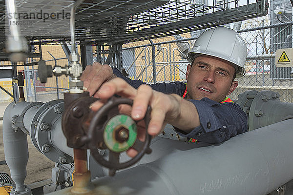 Wirtschaftsingenieur bei der Überprüfung des Ventilverschlusses in einem Kraftwerk