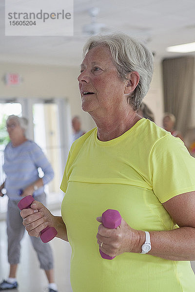 Ältere Frau trainiert im Fitnessstudio
