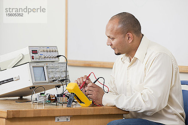 Ingenieurwesen mit Multimetersonden zur Messung von Schaltkreiseigenschaften in einem Laborexperiment in einem Klassenzimmer