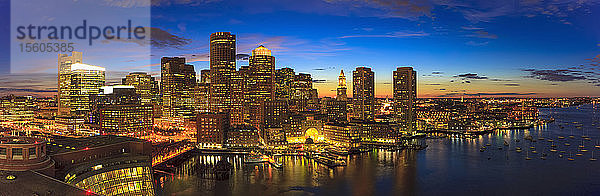 Skyline der Stadt in der Abenddämmerung mit Finanzviertel und Hafenviertel  Boston  Massachusetts  USA