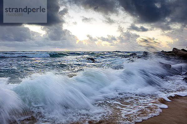 Sonnenaufgang durch die Wolken über dem Pazifik  gesehen vom Lydgate Strand; Kapaa  Kauai  Hawaii  Vereinigte Staaten von Amerika