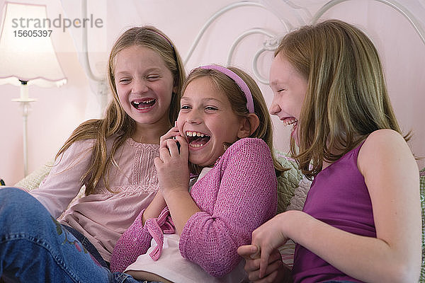 Blick auf drei süße Mädchen  die lächeln.