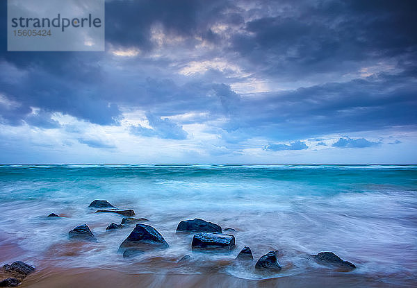 Sonnenaufgang über dem Pazifischen Ozean vom Ufer des Lydgate Beach; Kapaa  Kauai  Hawaii  Vereinigte Staaten von Amerika