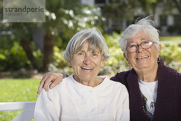 Porträt von zwei lächelnden älteren Frauen.