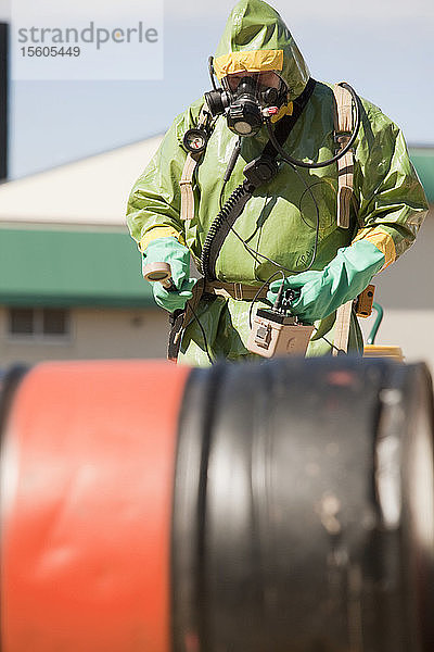 HazMat-Feuerwehrmann misst Strahlung