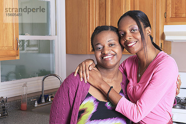 Porträt von zwei lächelnden Schwestern  eine davon mit Lernbehinderung