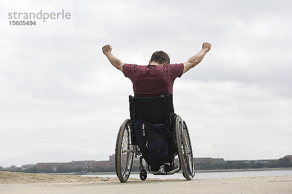Ein behinderter Mann im Rollstuhl.