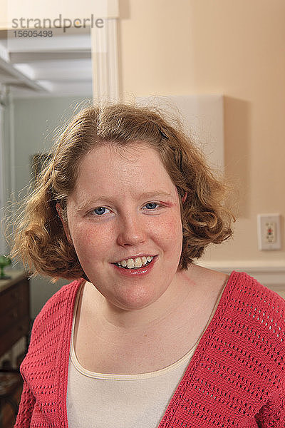 Lächelndes Porträt einer jungen Frau mit Autismus