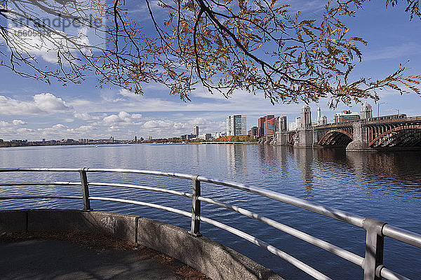 Fußgängerbrücke mit einem Nahverkehrszug im Hintergrund  Harvard Bridge  Longfellow Bridge  Boston  Massachusetts  USA