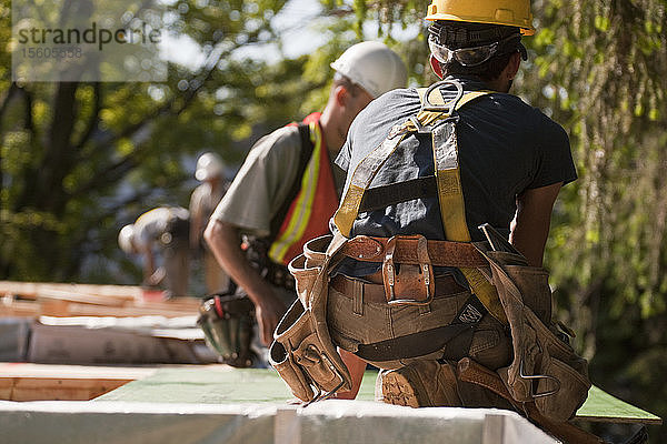 Zimmerleute bei der Arbeit auf einer Baustelle