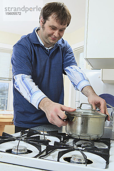 Mann mit Asperger-Syndrom lebt in seinem Haus und kocht