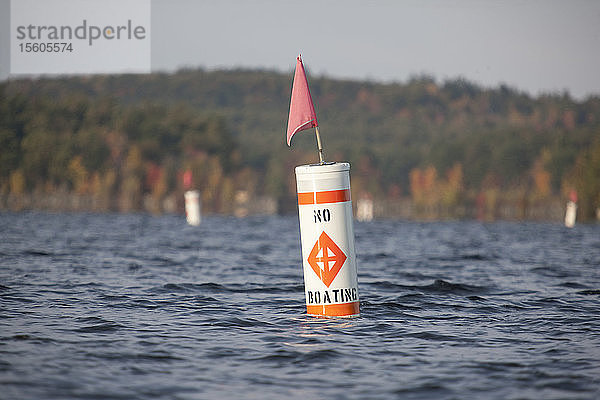 Keine schwimmende Boje in einem See