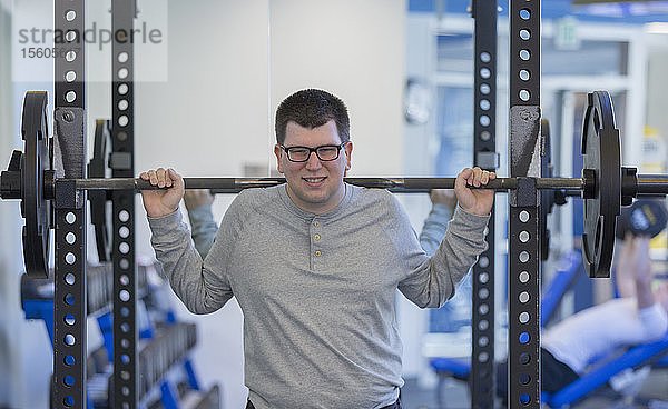 Mann mit Sehbehinderung trainiert im Fitnessstudio