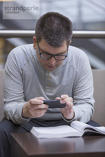 Mann mit Sehbehinderung lernt in der Schule