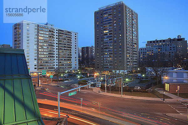 Wohngebäude und Leverett Circle in der Abenddämmerung  Boston  Massachusetts  USA