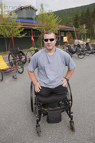 Beinamputierter Mann im Rollstuhl bereitet sich auf ein Rennen vor