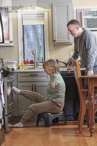 Frau mit TAR-Syndrom arbeitet zusammen mit ihrem Mann in der Küche