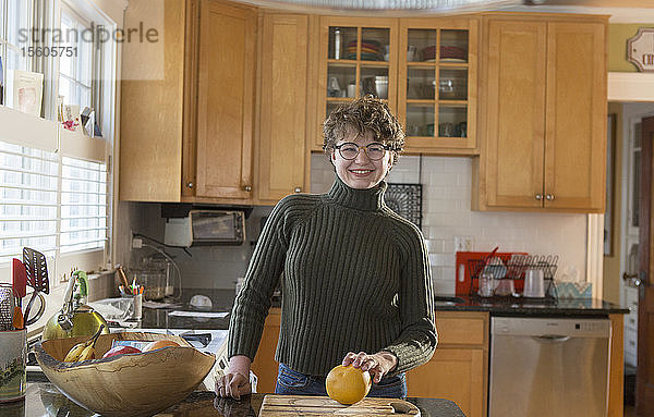 Frau mit Sjogren-Larsson-Syndrom steht in der Küche