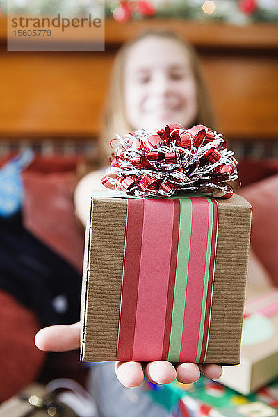 Nahaufnahme eines Geschenks in der Hand eines Mädchens.