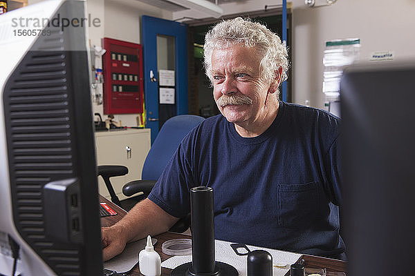 Ein Ingenieur am Computer bei der Inbetriebnahme der Wasseraufbereitungsanlage im Programm für die übergeordnete Steuerung und Datenerfassung