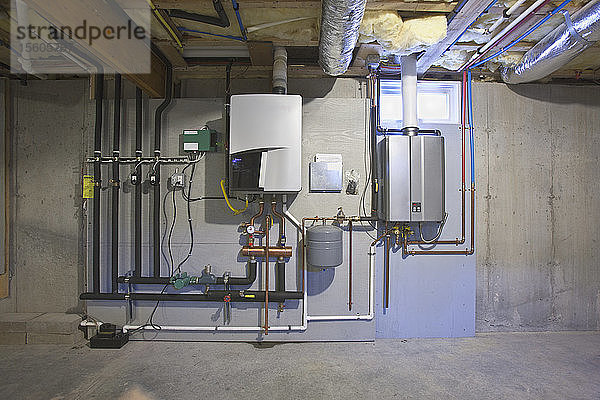 Tankloses Warmwassersystem im Keller eines Green Technology Home