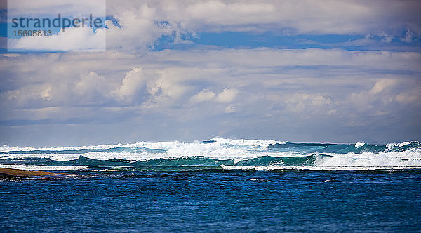 Sich brechende Wellen im Pazifischen Ozean vor der Küste von Kauai  East Beaches; Kauai  Hawaii  Vereinigte Staaten von Amerika