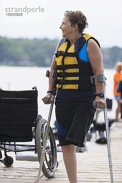 Frau mit einem Bein beim Wasserskifahren