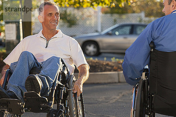 Mann mit Querschnittslähmung macht Kunststücke in seinem Rollstuhl