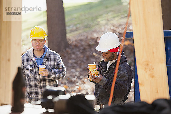 Zimmerleute in der Kaffeepause auf einer Baustelle