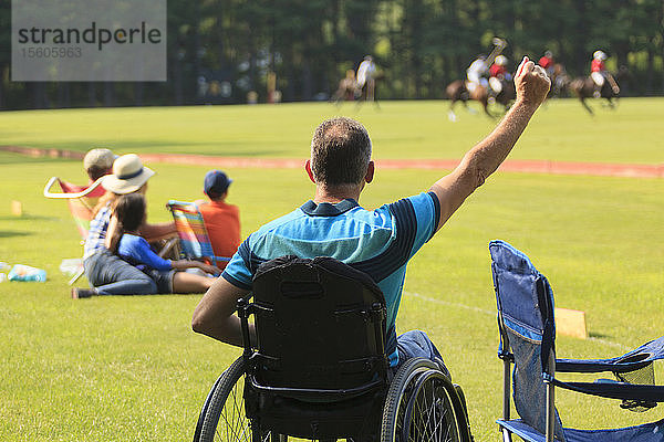 Mann mit Rückenmarksverletzung sieht Polo