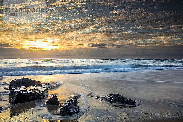 Sonnenaufgang über dem Pazifischen Ozean vom Ufer des Lydgate Beach; Kapaa  Kauai  Hawaii  Vereinigte Staaten von Amerika