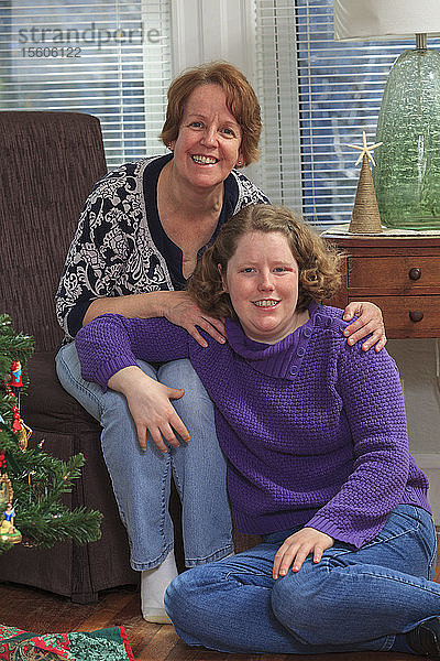 Porträt einer jungen Frau mit Autismus und ihrer Mutter zu Weihnachten