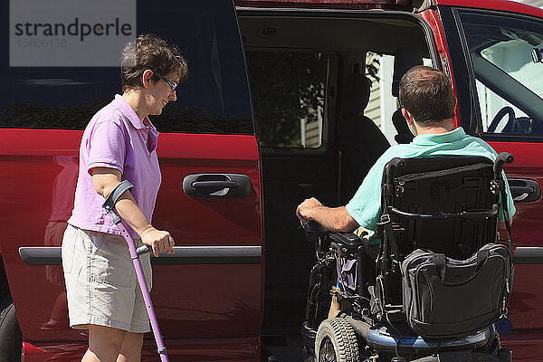 Ehepaar mit Cerebralparese steigt in ein adaptives Fahrzeug ein