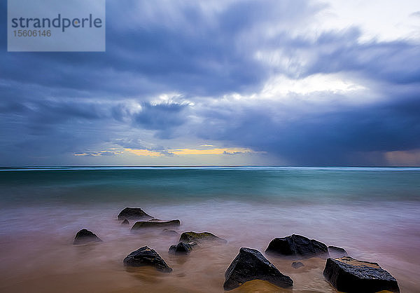 Sonnenaufgang durch die Wolken über dem Pazifik  gesehen vom Lydgate Strand; Kapaa  Kauai  Hawaii  Vereinigte Staaten von Amerika