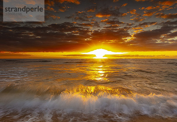 Heller  goldener Sonnenaufgang über Strand und Meer; Kauai  Hawaii  Vereinigte Staaten von Amerika