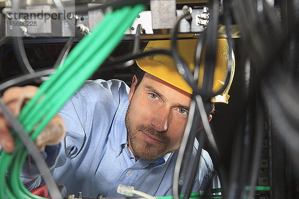 Netzwerktechniker  der Kabel für strukturierte Verkabelung bündelt