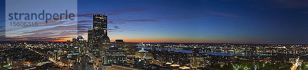 Panorama des Sonnenuntergangs an der Boston Back Bay mit Blick nach Westen auf den Charles River  Boston  Suffolk County  Massachusetts  USA