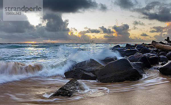 Sonnenaufgang über Lydgate Strand und Meer; Kapaa  Kauai  Hawaii  Vereinigte Staaten von Amerika