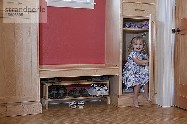 Mädchen in einem Kleiderschrank einer behindertengerechten Wohnung