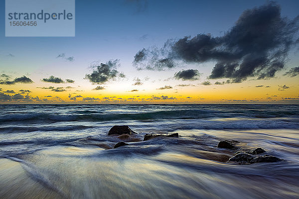 Goldener Sonnenuntergang über dem Meer; Kapaa  Kauai  Hawaii  Vereinigte Staaten von Amerika