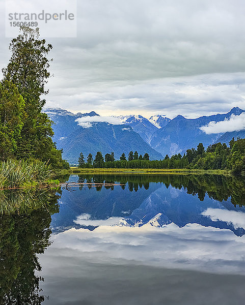 Spiegelung von Bäumen und Bergen im ruhigen Matheson Lake; Südinsel  Neuseeland