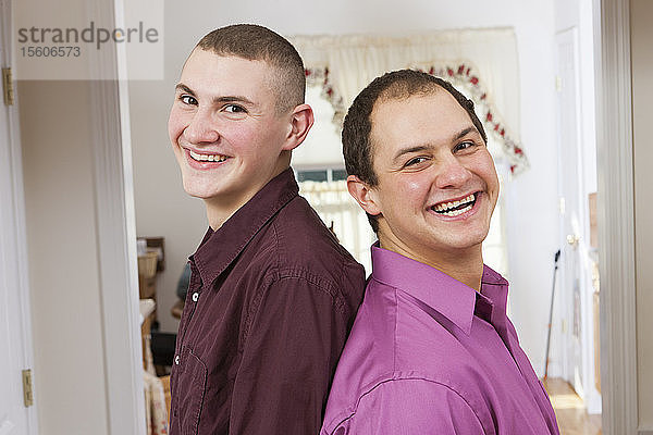 Porträt von zwei lächelnden Brüdern