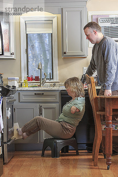 Frau mit TAR-Syndrom und ihr Mann arbeiten gemeinsam in der Küche