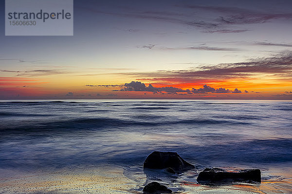 Farbenfroher Sonnenuntergang über dem Meer; Kauai  Hawaii  Vereinigte Staaten von Amerika