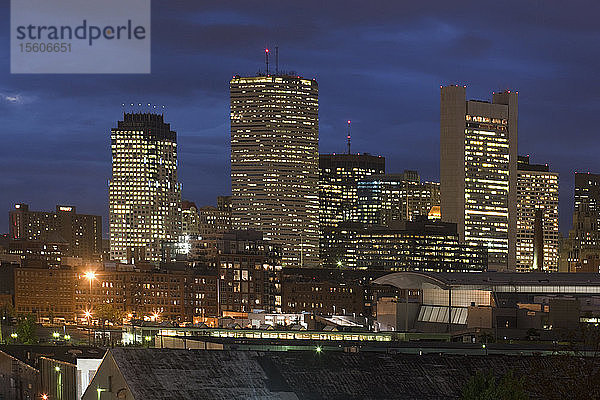 Beleuchtete Gebäude bei Nacht  Boston Convention and Exhibition Center  Boston  Massachusetts  USA