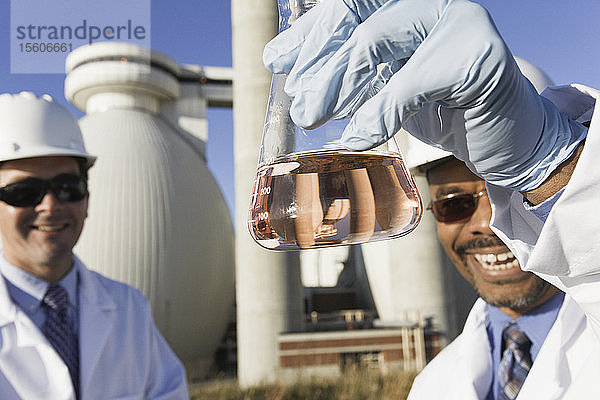 Zwei Wissenschaftler beim Experimentieren mit einer Wasserprobe