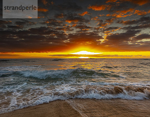 Heller  goldener Sonnenaufgang über Strand und Meer; Kauai  Hawaii  Vereinigte Staaten von Amerika