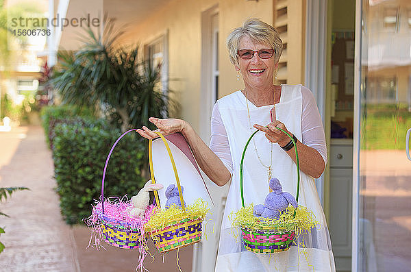 Glückliche Seniorin mit Osterkörbchen